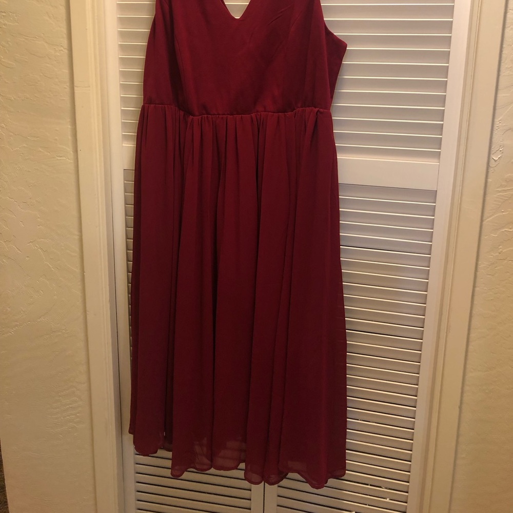 TORRID. NWT. Red/burgundy Pointe Chiffon Midi Dress
